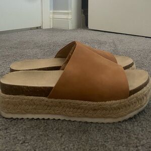 Women’s Report platform sandal size 7